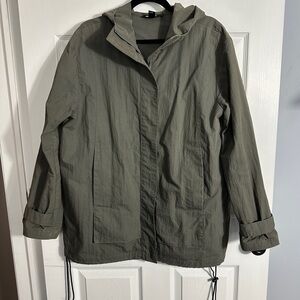 Vintage DKNY windbreaker, olive green, size L. Hood, drawstring hem. Spring.